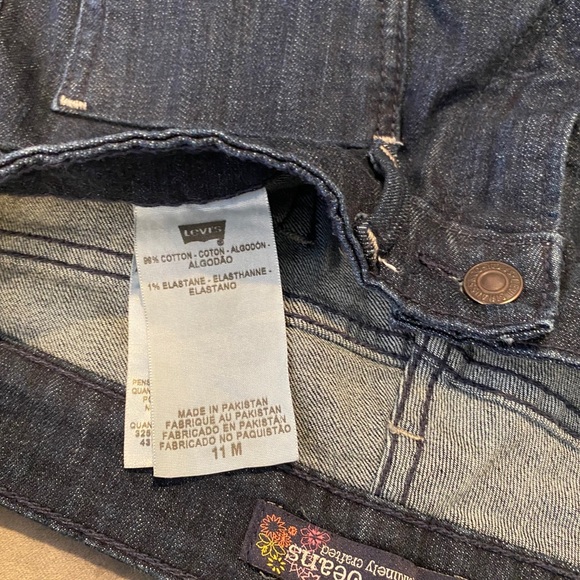 Dark Washed Denim flare bottom Levi’s 🌸 - Picture 7 of 8